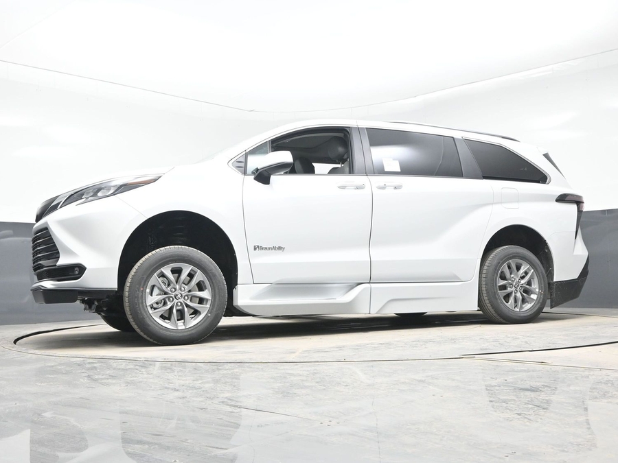New 2026 Toyota Sienna Hybrid XLE Base - BraunAbility Side Entry Entry Fold Out Automatic Ramp