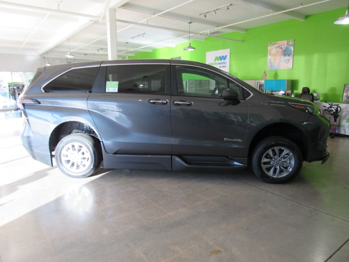 2025 TOYOTA SIENNA - Image 4