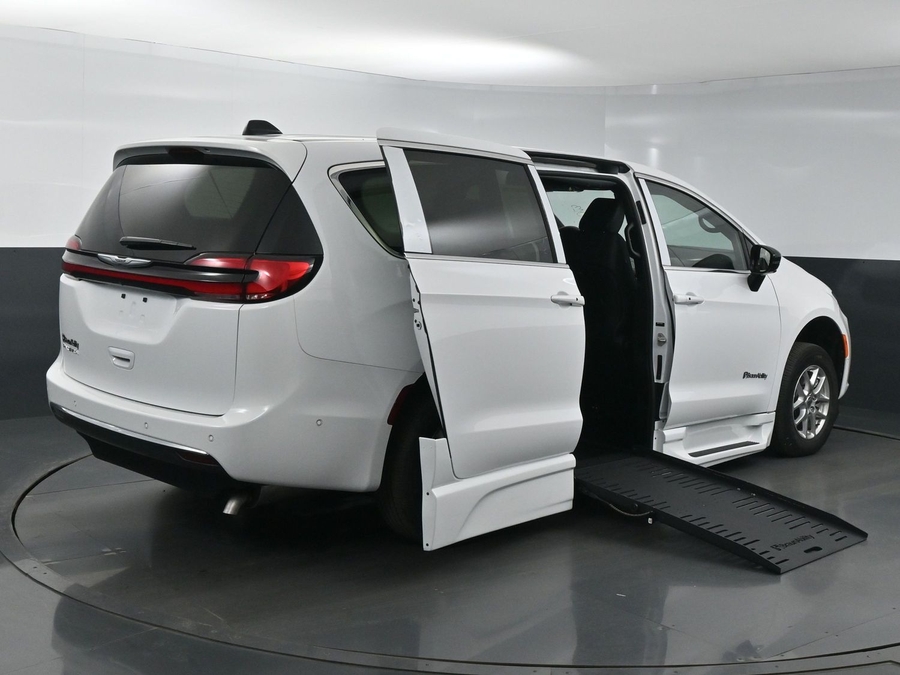 New 2025 Chrysler Pacifica Select Safety - BraunAbility Side Entry Entry Fold Out Automatic Ramp