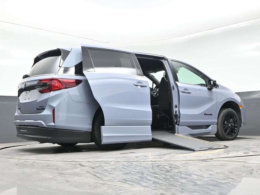 Grey Honda Odyssey image number 21