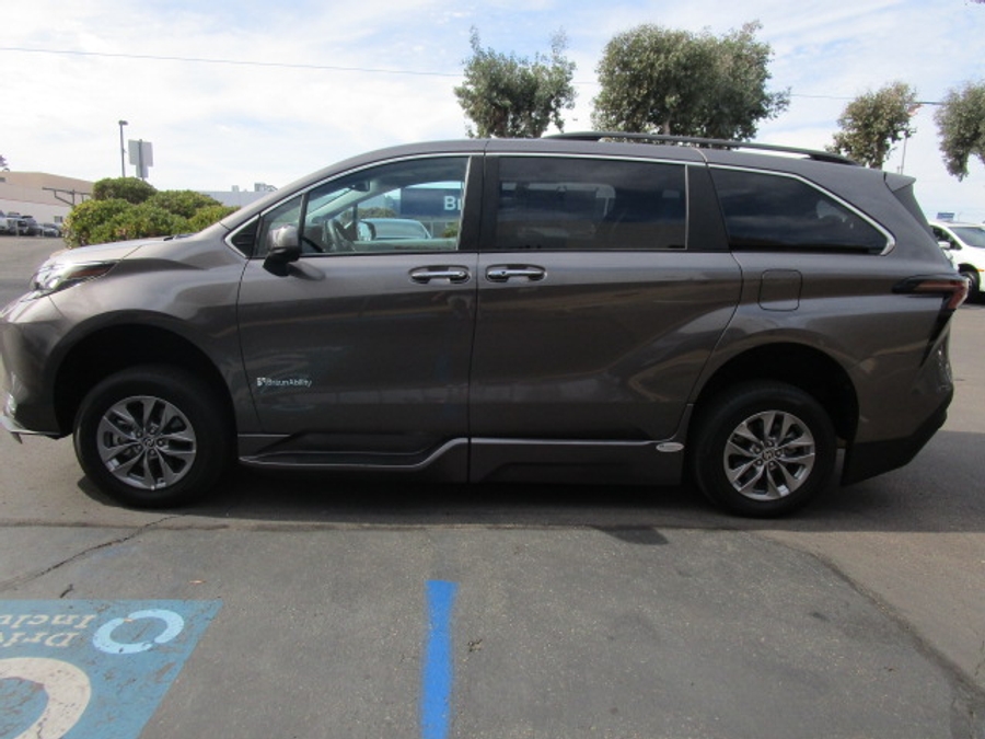 Used 2023 Toyota Sienna Hybrid XLE Base - BraunAbility Side Entry Entry In Floor Automatic Ramp
