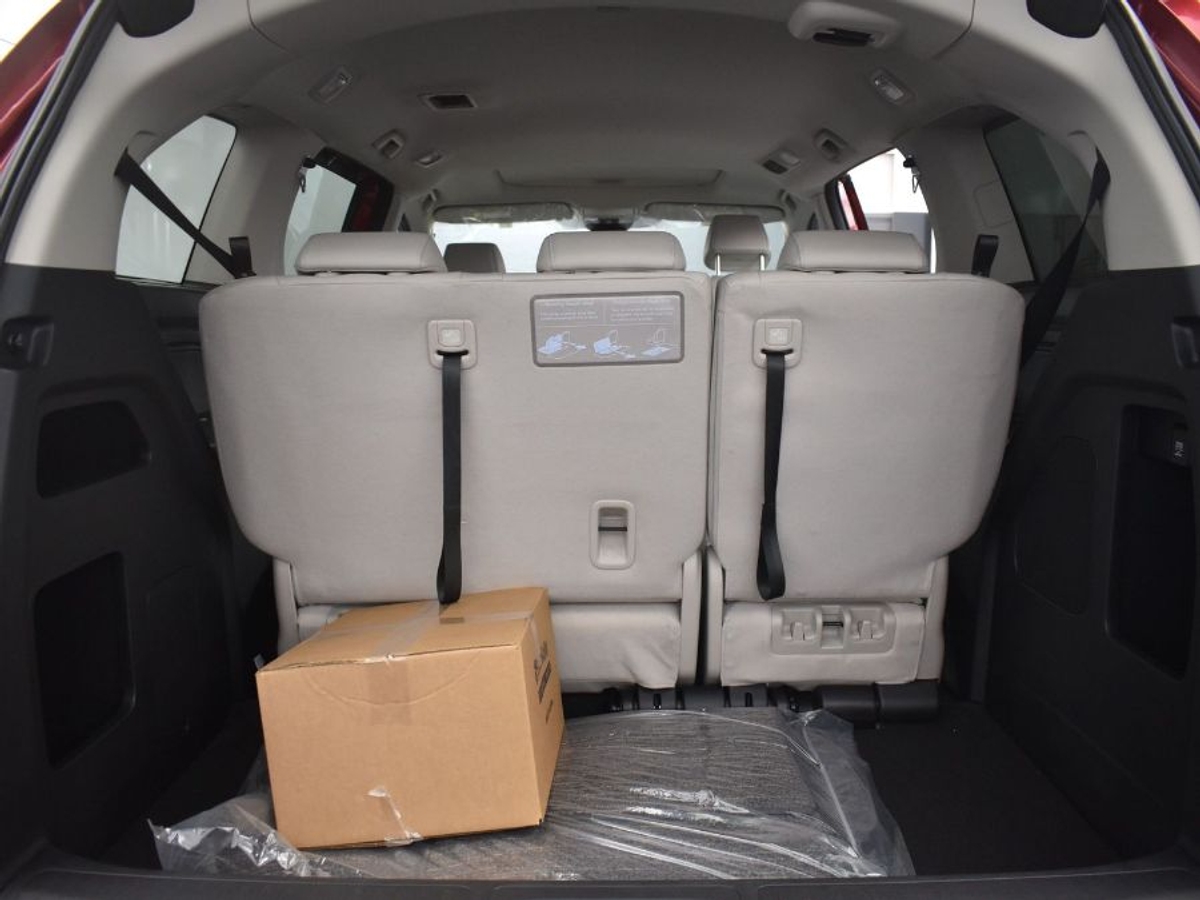 Red Honda Odyssey image number 13