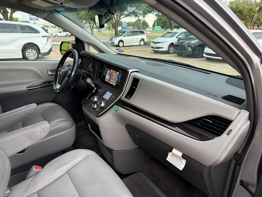 2017 Toyota Sienna XLE - Photo 12