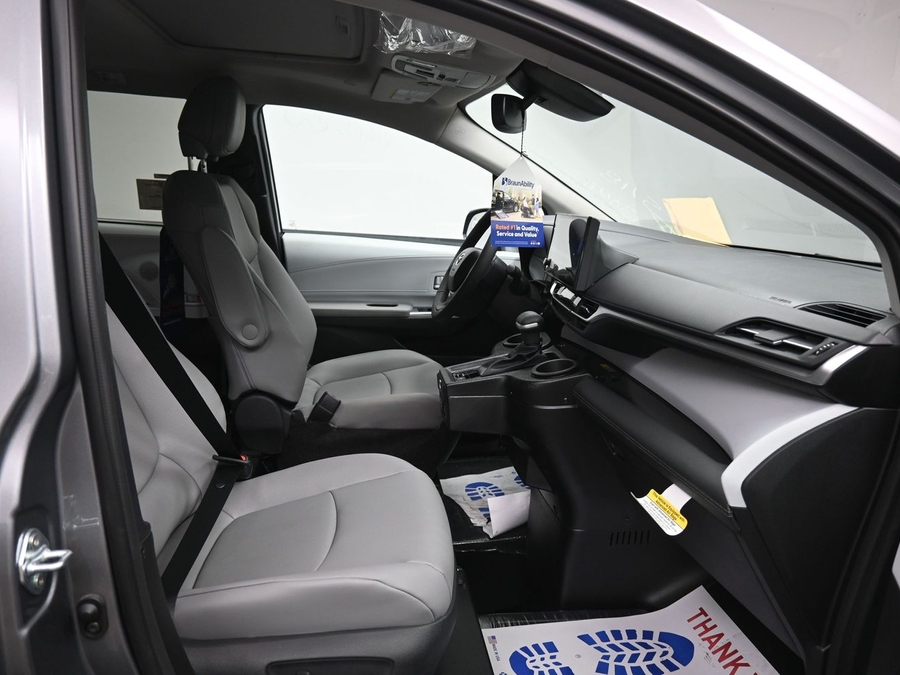 New 2026 Toyota Sienna Hybrid XLE Base - BraunAbility Side Entry Fold Out Automatic Ramp