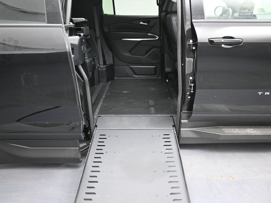 New 2026 Chevrolet Traverse 1LT - BraunAbility Side Entry Entry In Floor Automatic Ramp