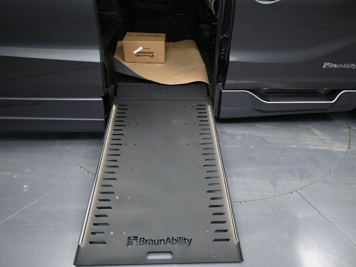 Grey Honda Odyssey image number 10