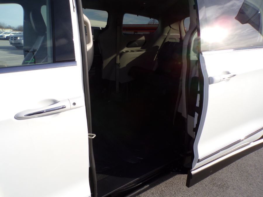 White Chrysler Pacifica image number 5