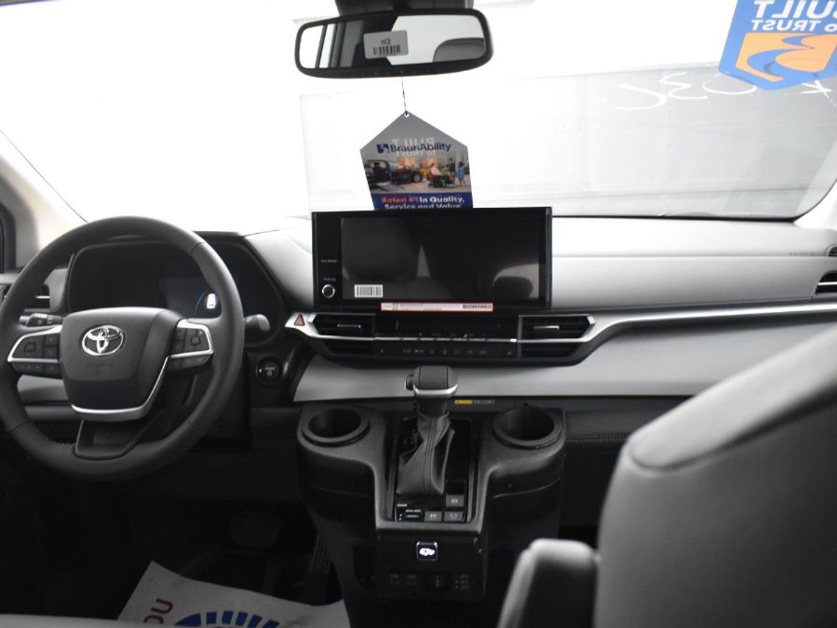 2025 TOYOTA SIENNA - Image 13