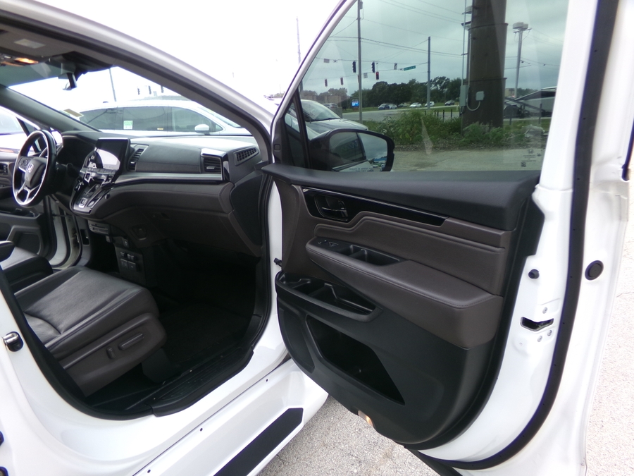 White Honda Odyssey image number 6