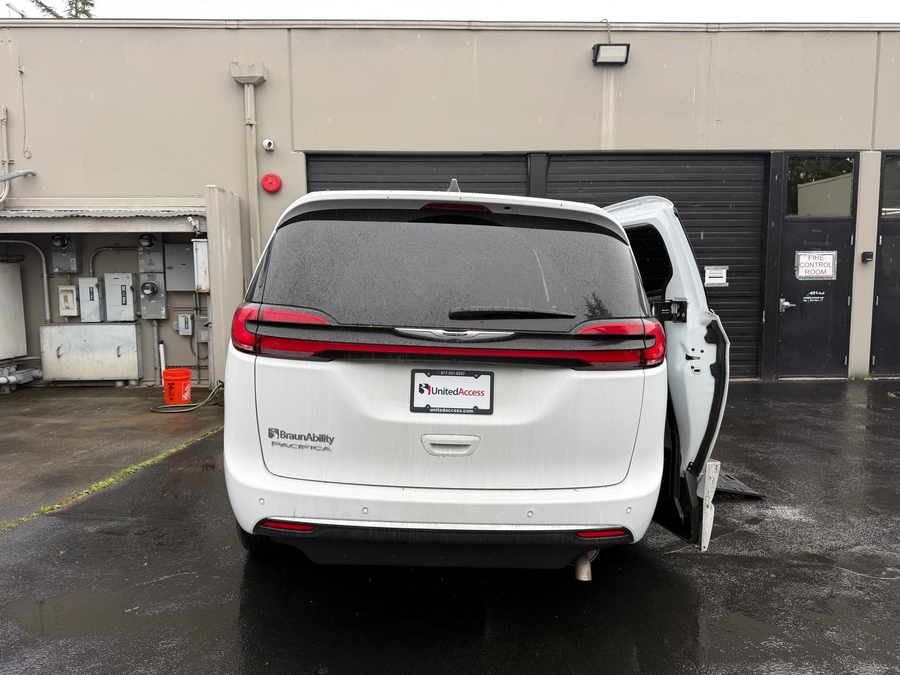 Used 2025 Chrysler Pacifica Select - BraunAbility Side Entry Entry In Floor Automatic Ramp