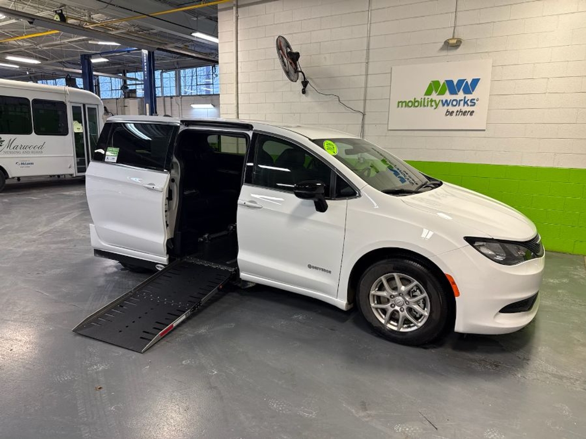 2026 CHRYSLER VOYAGER - Image 2