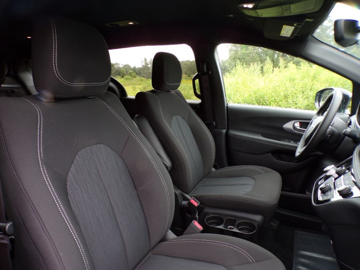 Grey Chrysler Pacifica image number 14