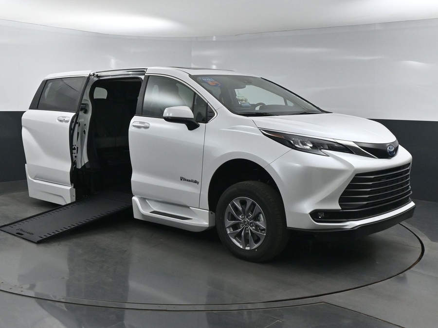 New 2025 Toyota Sienna Hybrid XLE Base - BraunAbility Side Entry Entry In Floor Automatic Ramp