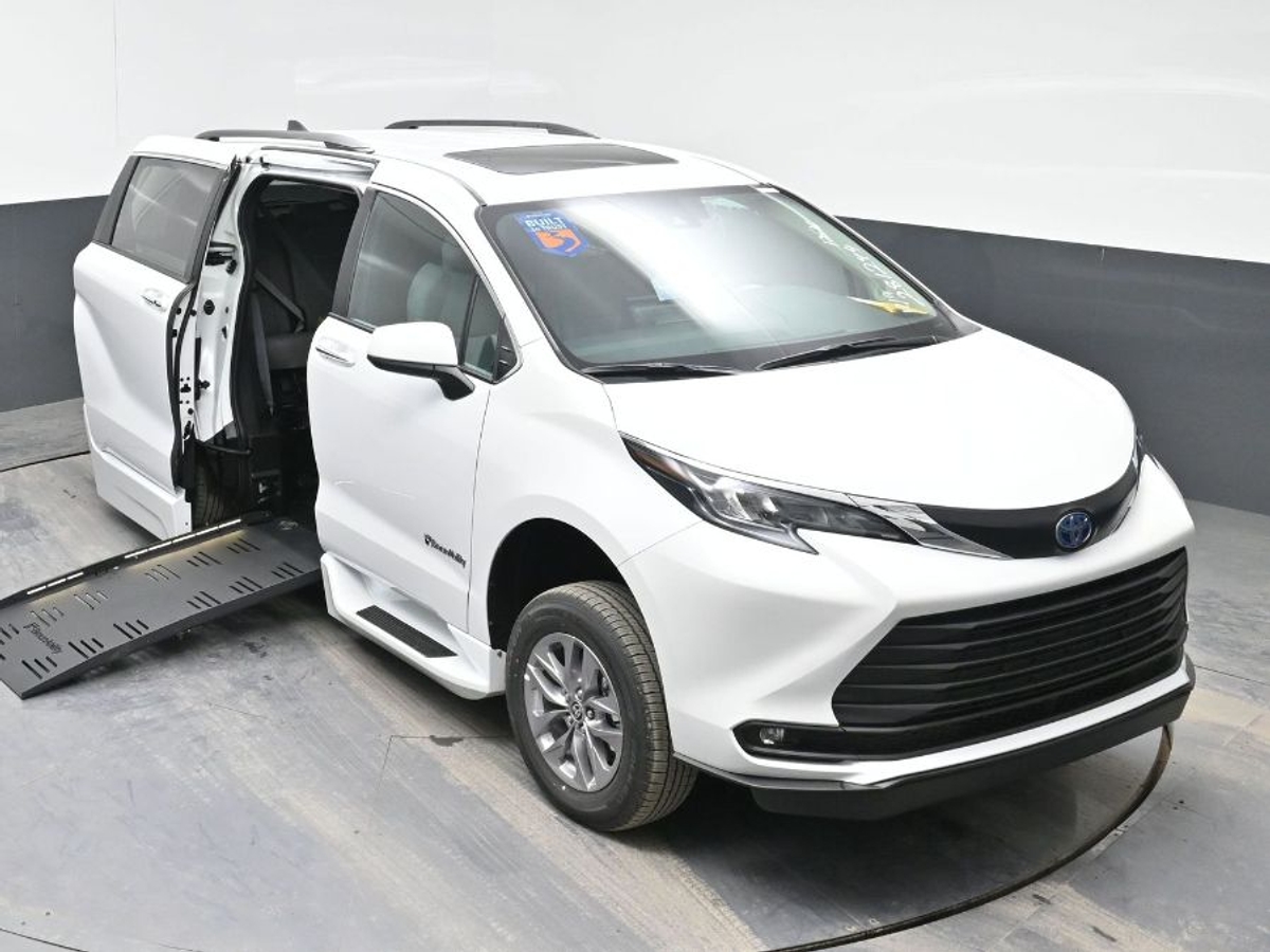 2025 TOYOTA SIENNA - Image 23