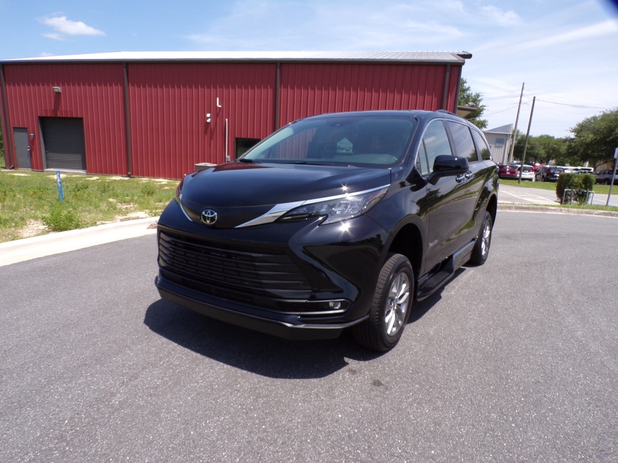 Black Toyota Sienna image number 3