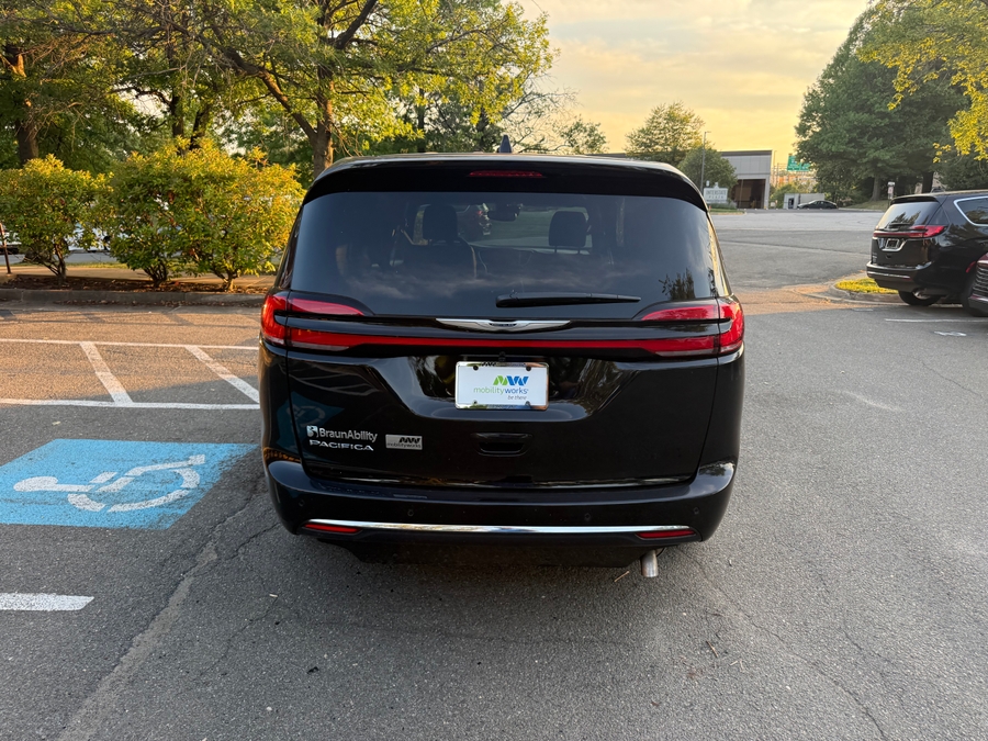 Black Chrysler Pacifica image number 5