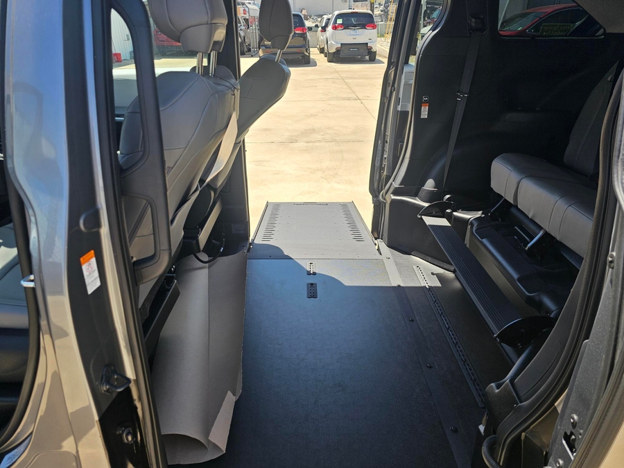 Grey Toyota Sienna image number 5