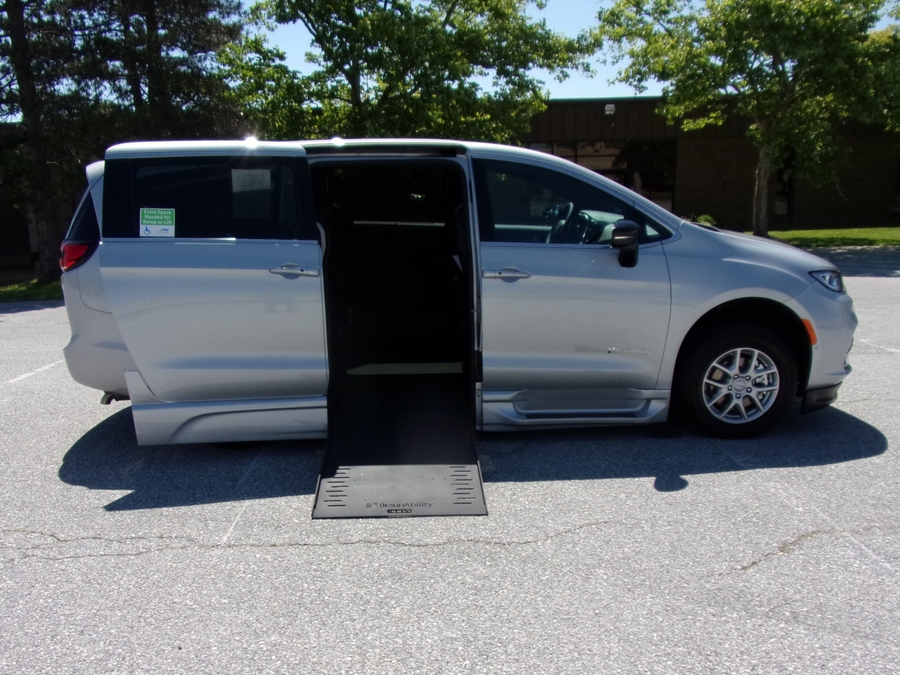 Silver Chrysler Pacifica image number 7