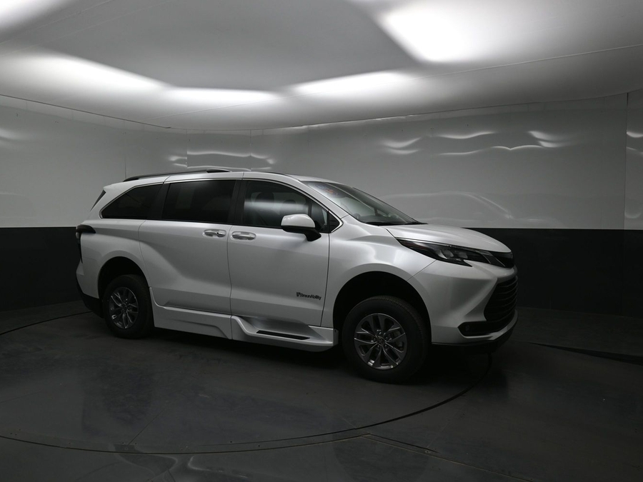 White Toyota Sienna image number 14