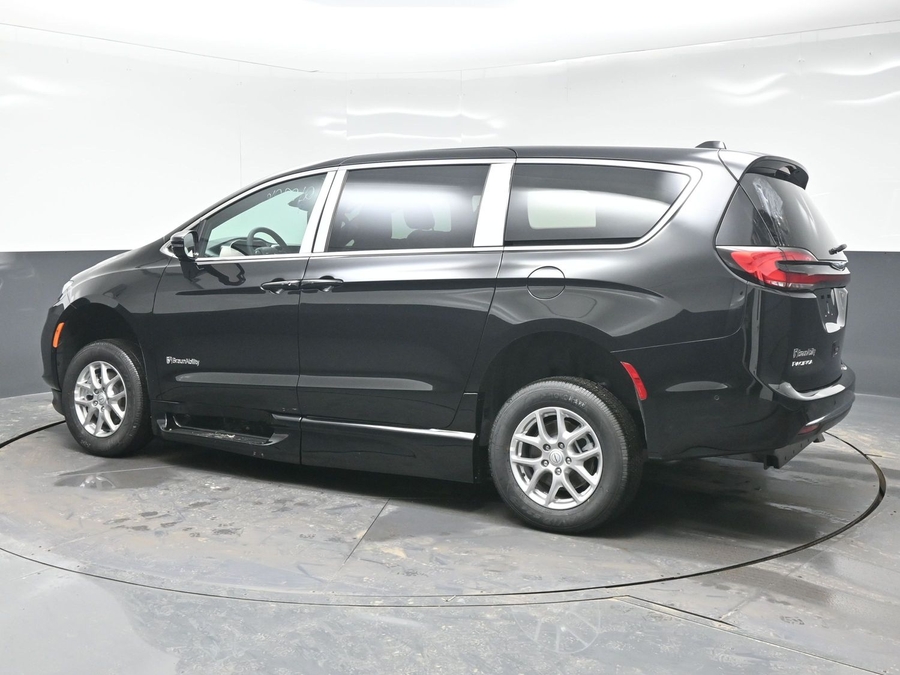 Black Chrysler Pacifica image number 3