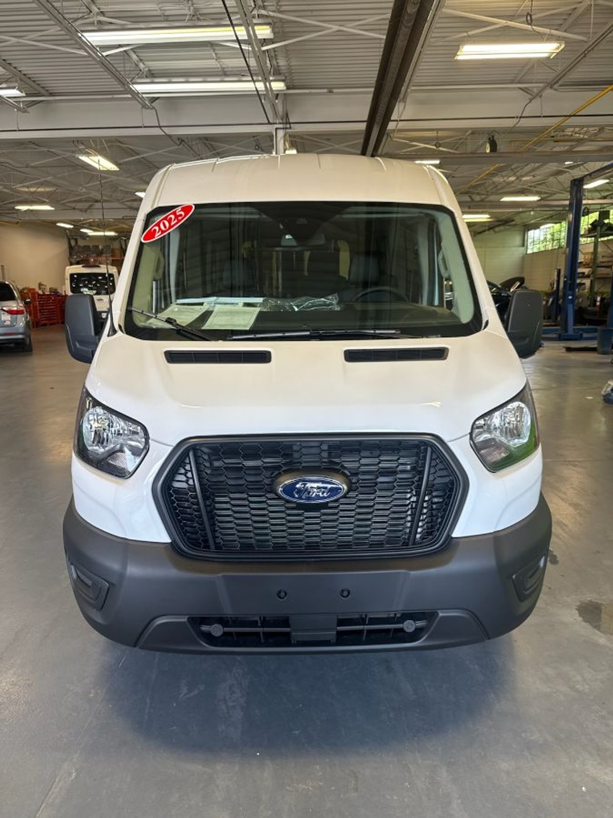 White Ford T350 image number 15
