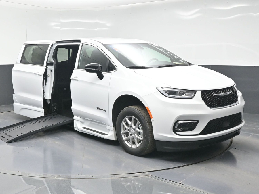 New 2025 Chrysler Pacifica Select Safety - BraunAbility Side Entry Entry Fold Out Automatic Ramp