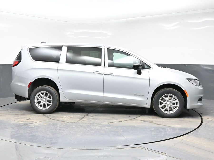 Silver Chrysler Voyager image number 7