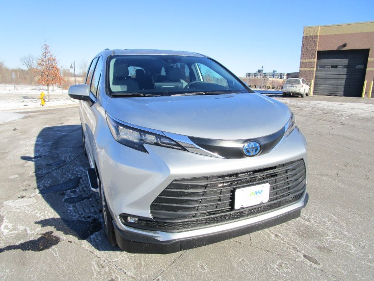 Silver Toyota Sienna image number 4