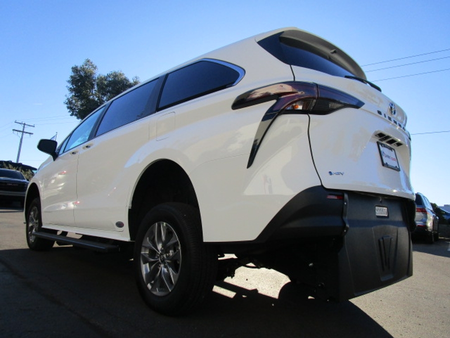 New 2026 Toyota Sienna Hybrid LE - Vantage Mobility Commercial Rear Entry Entry Fold Out Manual Ramp