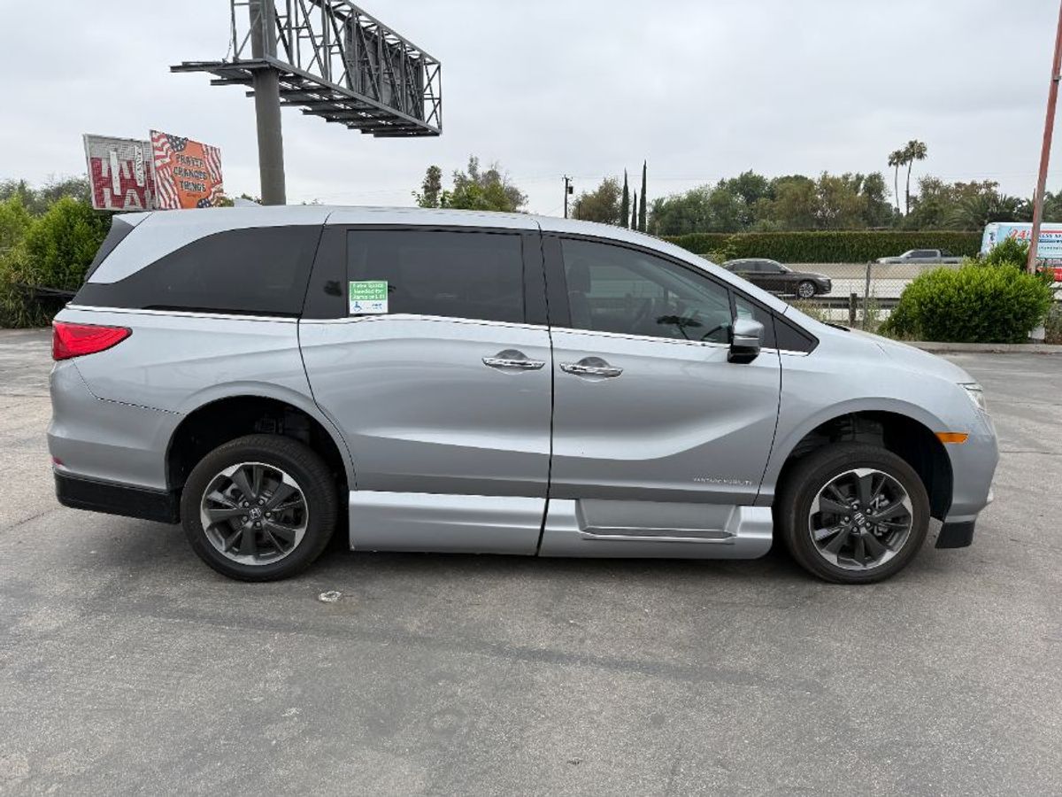 Silver Honda Odyssey with Side Entry Automatic In Floor ramp
