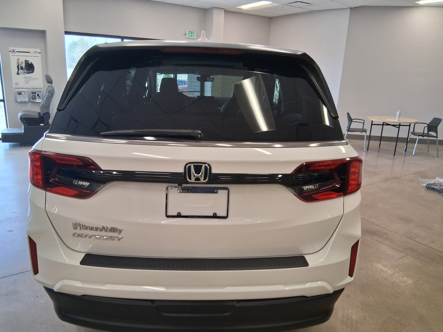 White Honda Odyssey image number 6