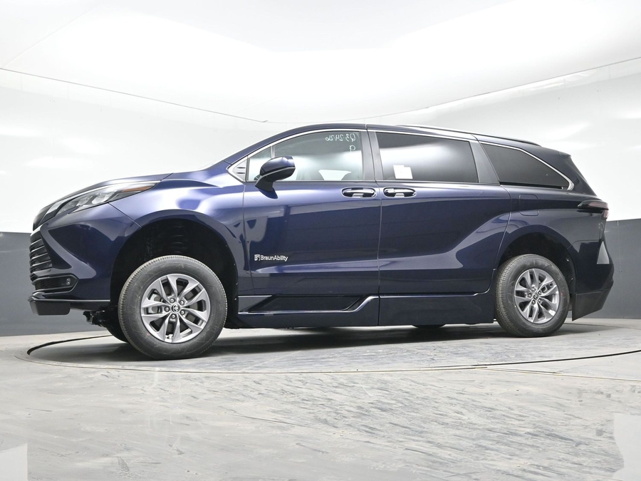 Blue Toyota Sienna image number 18