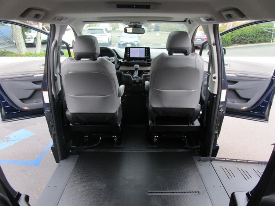 Used 2023 Toyota Sienna Hybrid XLE - BraunAbility Side Entry Entry Fold Out Automatic Ramp