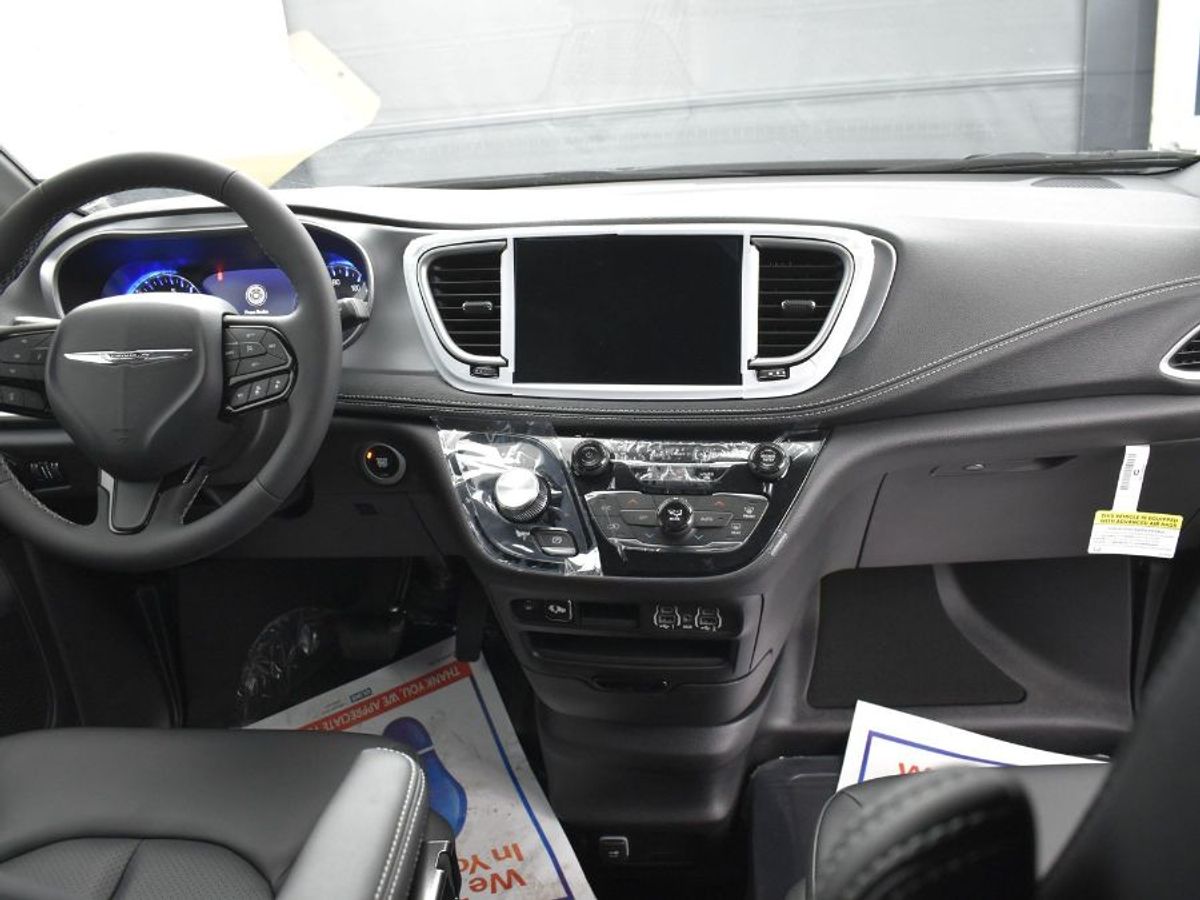 Black Chrysler Pacifica image number 4