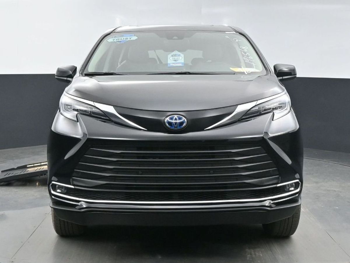 Black Toyota Sienna image number 18
