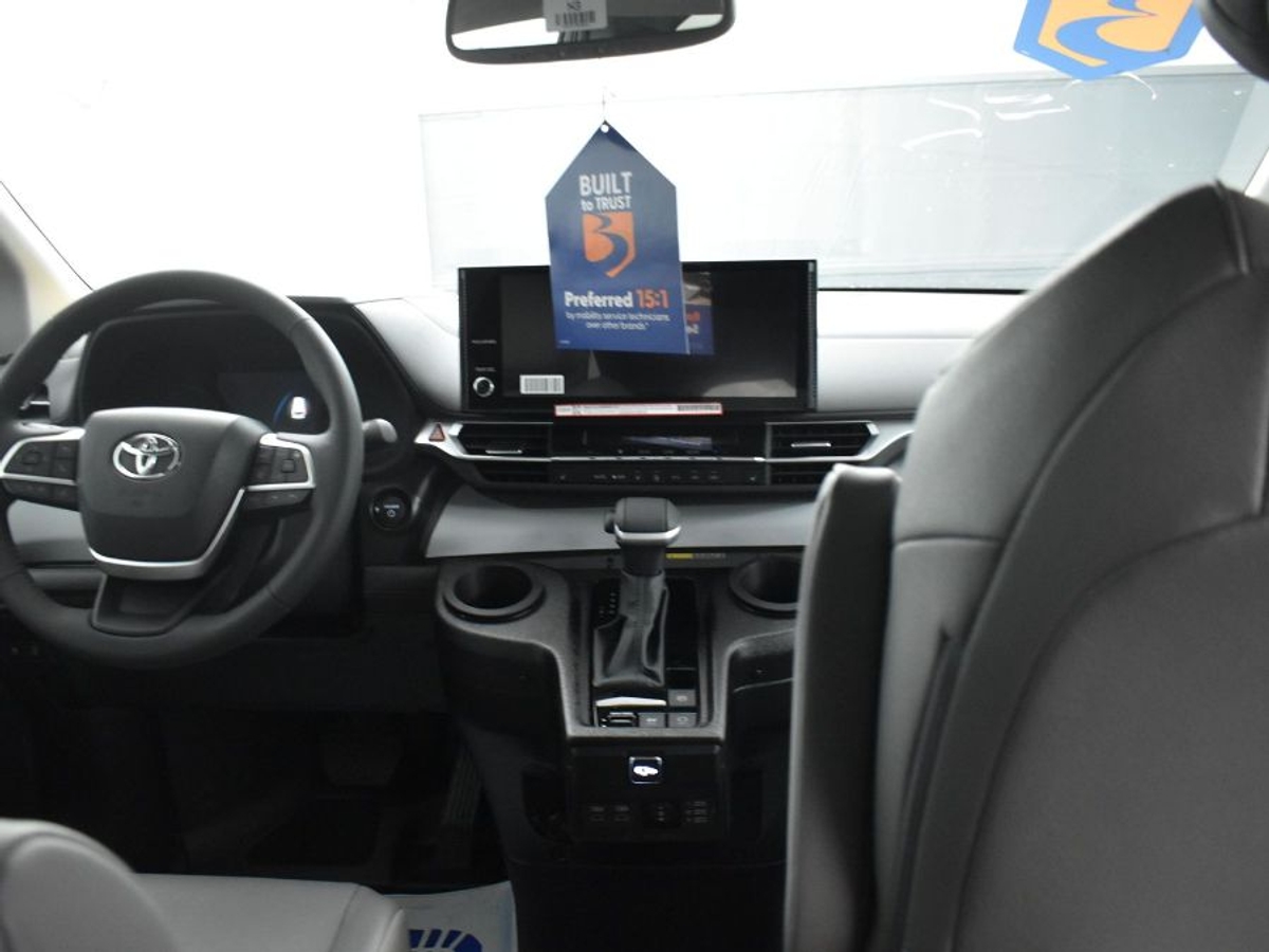 2025 TOYOTA SIENNA - Image 13