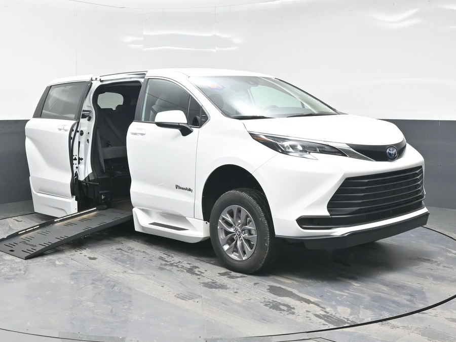 New 2025 Toyota Sienna Hybrid LE - BraunAbility Side Entry Entry Fold Out Automatic Ramp
