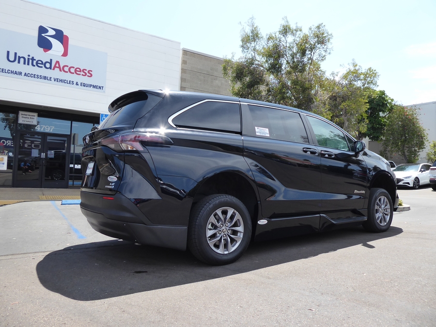 Used 2024 Toyota Sienna Hybrid LE Base - BraunAbility Side Entry Fold Out Automatic Ramp