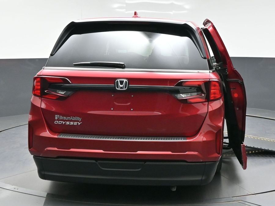 Red Honda Odyssey image number 5
