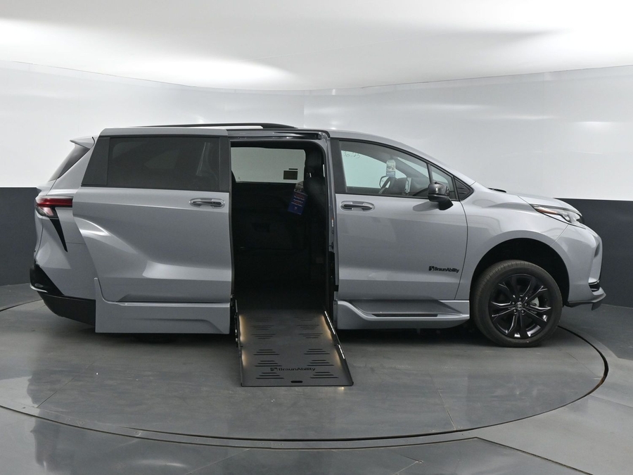 New 2025 Toyota Sienna Hybrid XSE Sport - BraunAbility Side Entry Entry Fold Out Automatic Ramp