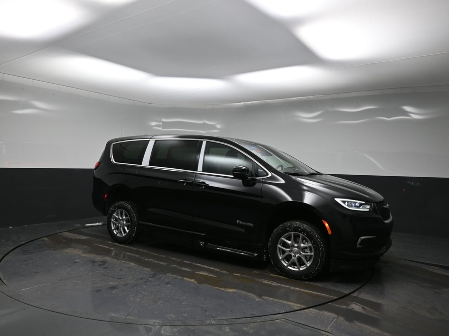 Black Chrysler Pacifica image number 21