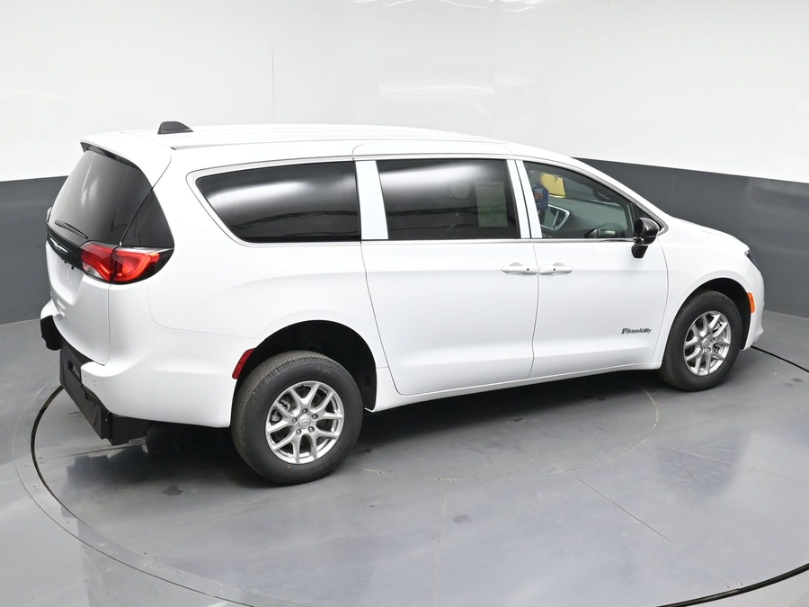 White Chrysler Voyager image number 24