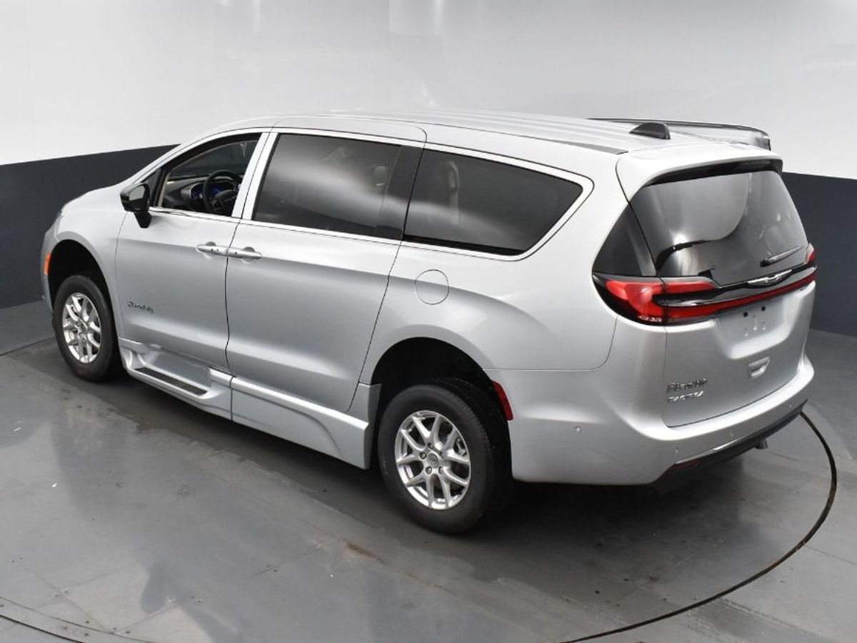 Silver Chrysler Pacifica image number 3