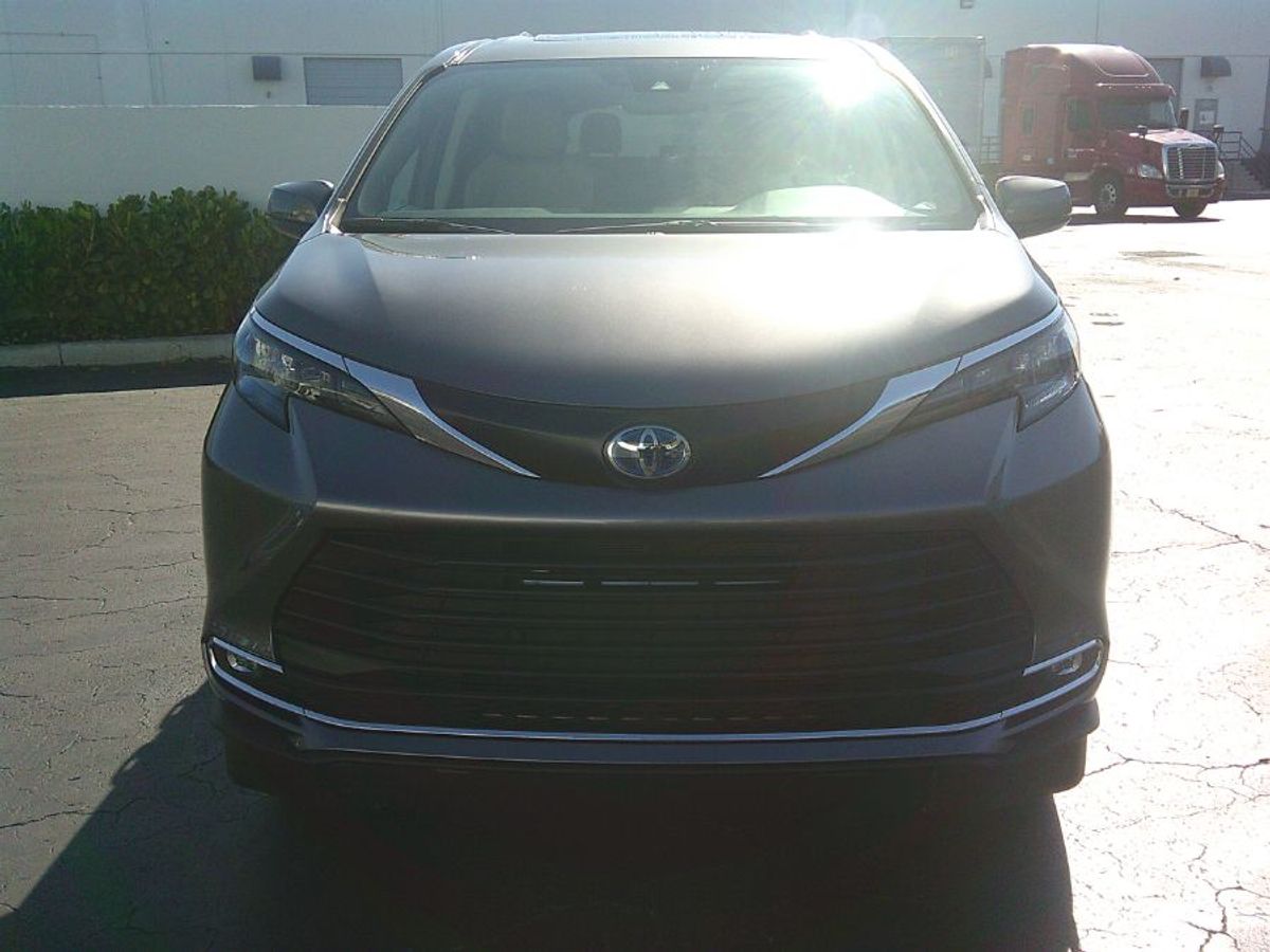 Grey Toyota Sienna image number 6