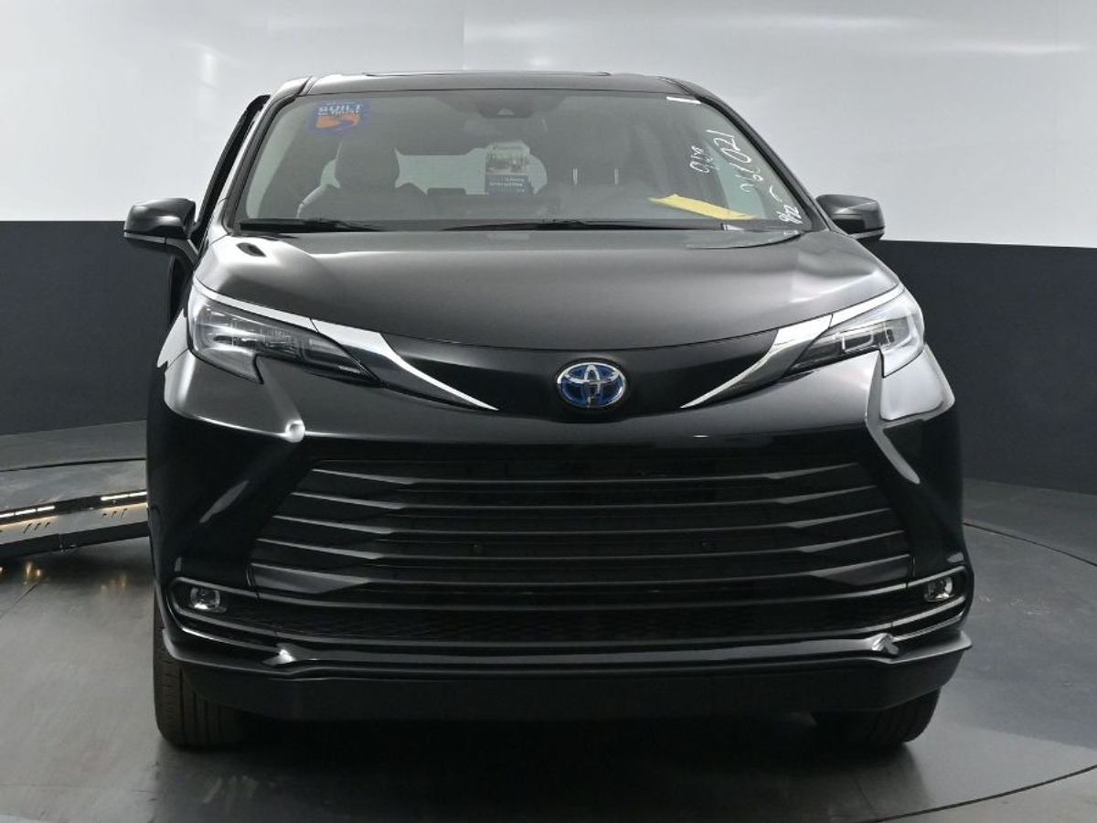 Black Toyota Sienna image number 2