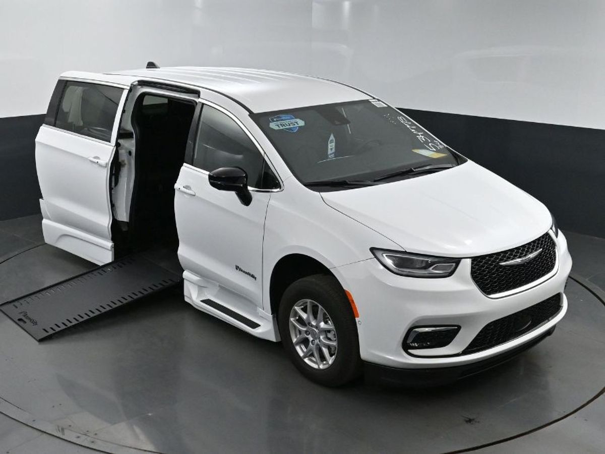 White Chrysler Pacifica image number 22