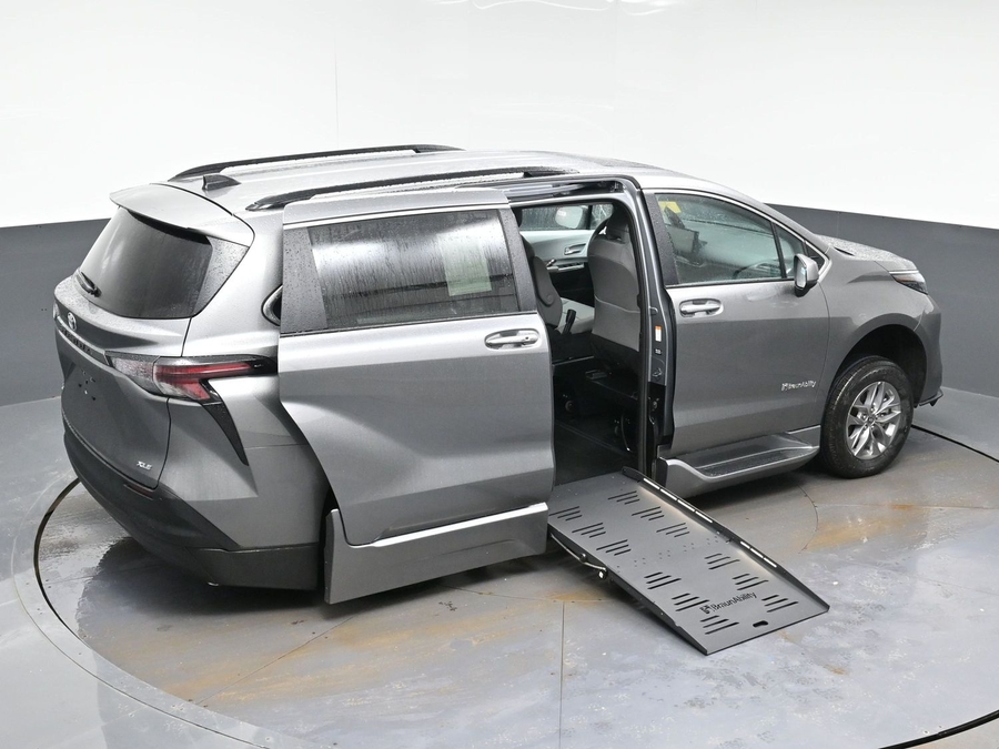 Grey Toyota Sienna image number 22