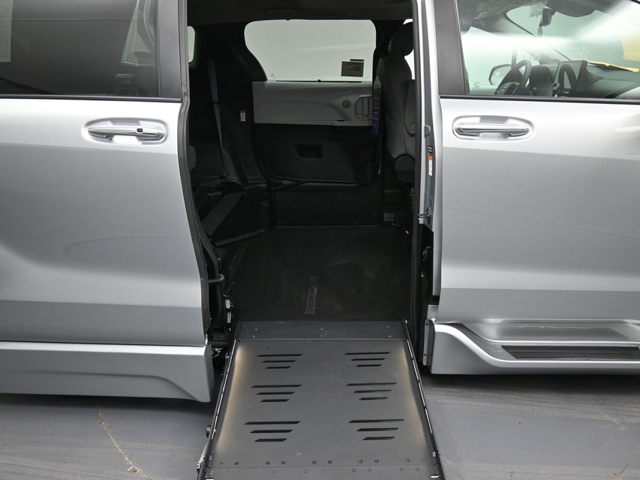 New 2025 Toyota Sienna Hybrid XLE Plus - BraunAbility Side Entry Entry Fold Out Automatic Ramp