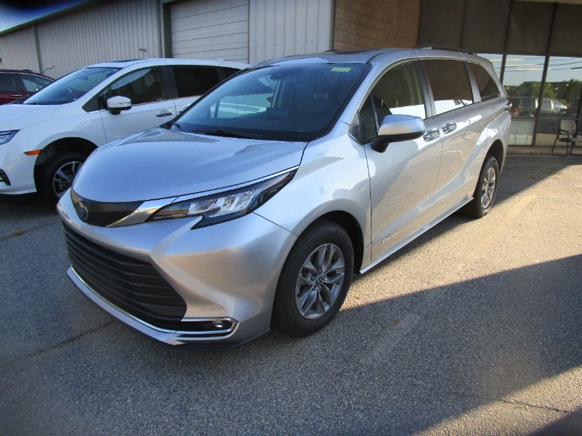 White Toyota Sienna with Rear Entry Manual Fold Out ramp