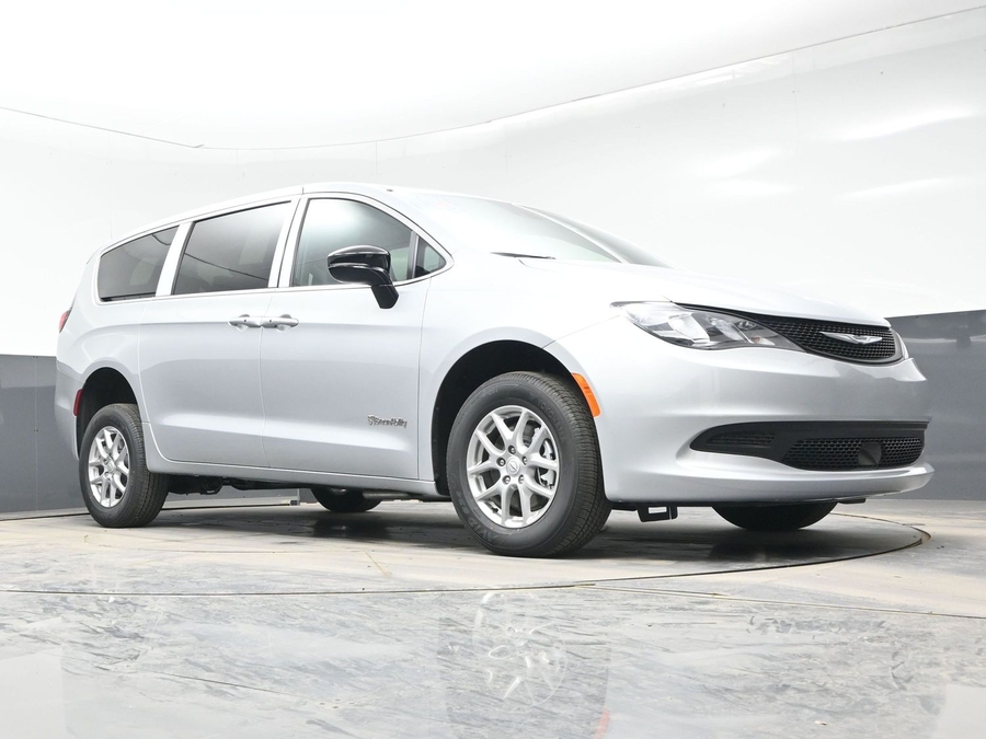 Silver Chrysler Voyager image number 20